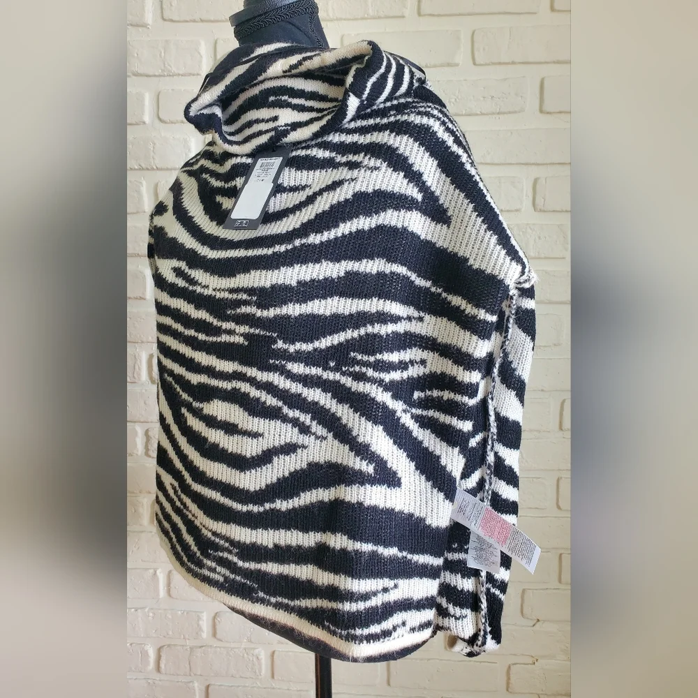 NWT Vera Moda Zebra Animal Print Turtleneck Sweater Size Medium - Picture 12 of 16